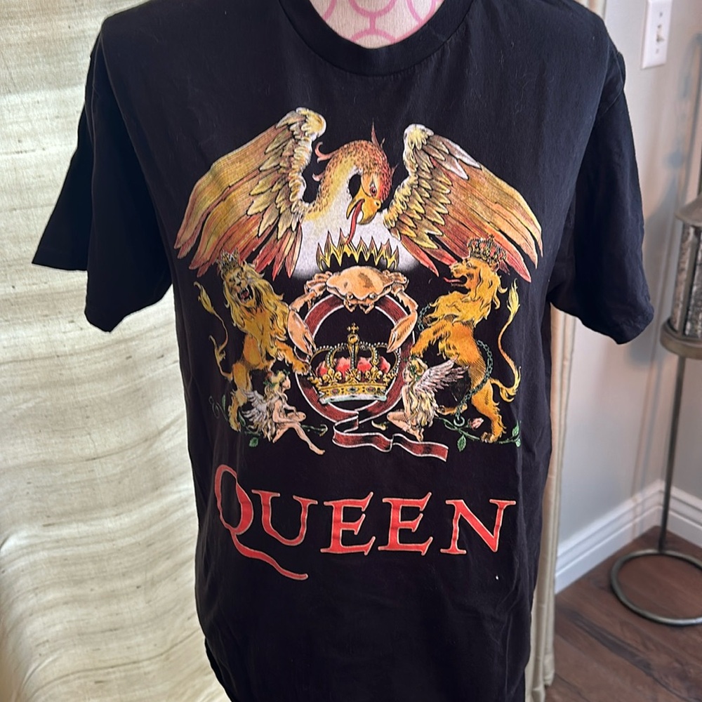 Queen band tee shirt size medium